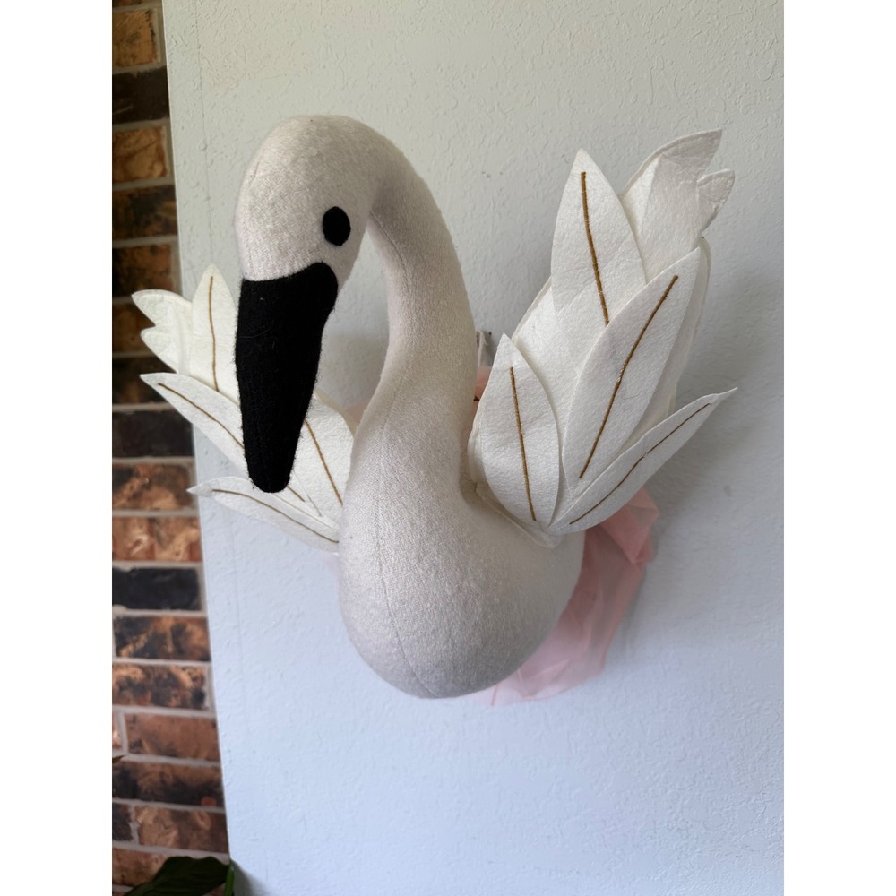 Target Pillowfort 3-D Swan Head Hanging Plush Room Decor Girls Room Nursery Pink